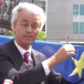 Geert Wilders mutile le drapeau européen à Bruxelles