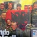 Des soldats suisses posent avec un drapeau albanais