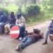 Des migrants africains bloquent la route près de Serino (I)