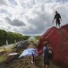 “Art” contemporain : installation d’un vagin géant dans les jardins de Versailles