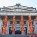 L’artiste chinois Ai Wei Wei a tapissé le Konzerthaus de Berlin de gilets de sauvetage pour les migrants.