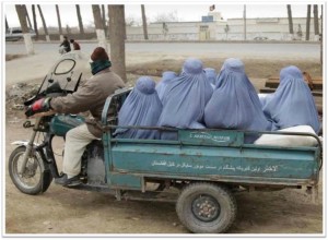 Burqa6FemmesBâchéessurUn MotocyvleUnHommeConduitEXC