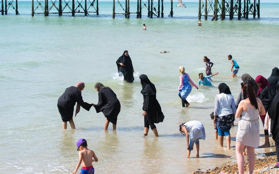 Brighton, UK. 24th August, 2016. UK Weather: Crowds flock to Brighton beach to enjoy the hot sunshine today with temperatures forecast to reach over thirty degrees centigrade as the heatwave weather continues throughout southern Britain ¿ Simon Dack/