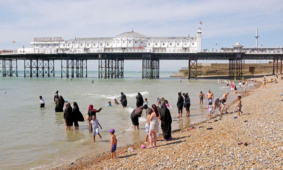 Brighton, UK. 24th August, 2016. UK Weather: Crowds flock to Brighton beach to enjoy the hot sunshine today with temperatures forecast to reach over thirty degrees centigrade as the heatwave weather continues throughout southern Britain ¿ Simon Dack/