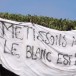 France. Les pro-migrants déploient une banderole : « Métissons-nous le blanc est sale »