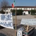 Italie: Un hôtelier forcé d’accepter les migrants. Il essaie d’interdire l’accès à son hôtel. La police intervient. (Vidéo)