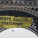 Des militants de Greenpeace déploient une banderole anti-FN sur la Tour Eiffel