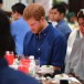 Le prince Harry a rendu hommage aux victimes de l’attentat en…  partageant le repas du Ramadan avec des musulmans