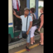 Italie. Des Italiens révoltés dans un train: Le contrôleur laisse tranquillement le migrant frauder. (Vidéo)