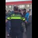 Pays-Bas: Une famille afghane est expulsée. 50 requérants d’asile s’interposent violemment. (Vidéo)