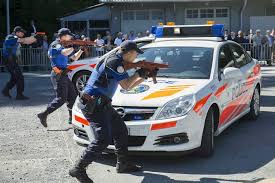 Académie de police de savatanExerciceArméDerriereVoiture