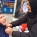 Suède. Journée internationale du hijab: Un stand veut “favoriser la tolérance” en proposant aux passantes de le porter. La journaliste y participe avec enthousiasme. (Vidéo)