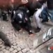 Italie. Piacenza: Des extrémistes de gauche tabassent un policier à terre lors d’une manifestation (Vidéo)