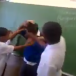 Afrique du Sud: Un jeune Blanc tabassé sans raison par 3 Noirs en pleine classe. L’enseignante laisse faire. (Vidéo)