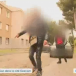 Carcassonne: des journalistes de la Télévision Suisse-Italienne agressés dans la cité où vivait Radouane Lakdim “Cassez-vous, je vais vous tuer là”. (Vidéo)