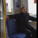 Suède: Un migrant agresse une dame âgée pour qu’elle lui cède sa place. (Vidéo)