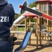 Autriche : un migrant nigérian pénètre sur un terrain de jeux et menace des enfants avec un ciseau à pierre puis tabasse les deux policiers venus l’arrêter