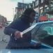 Londres : furieux, un homme à vélo sort un couteau de chasse et tente de casser les vitres d’une voiture (Vidéo)