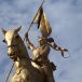 Paris : la Ligue de Défense Noire Africaine s’attaque à la statue de Jeanne d’Arc pour dénoncer… l’esclavage en Libye