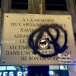 Paris : La plaque en hommage à Xavier Jugelé, tué sur les Champs-Elysées par un terroriste musulman le 20 Avril 2017, saccagée par l’extreme gauche