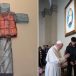 Le Pape élève un crucifix surmonté d’un gilet de sauvetage et exhorte à sauver les migrants en mer