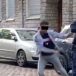 Berlin : un migrant insulte, frappe et crache sur les policiers, puis il s’enfuit (Vidéo)