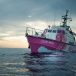 Le navire de Banksy chargé de migrants appelle l’Europe à l’aide : « Ce n’est pas de l’humanitaire mais un combat antifasciste »
