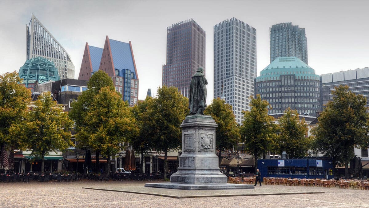 Depuis la place Het Plein, le passé regarde vers l'avenir (incertain) au milieu des gratte-ciel du quartier des ministères à La Haye. Photo : Rene Mensen (CC BY 2.0)