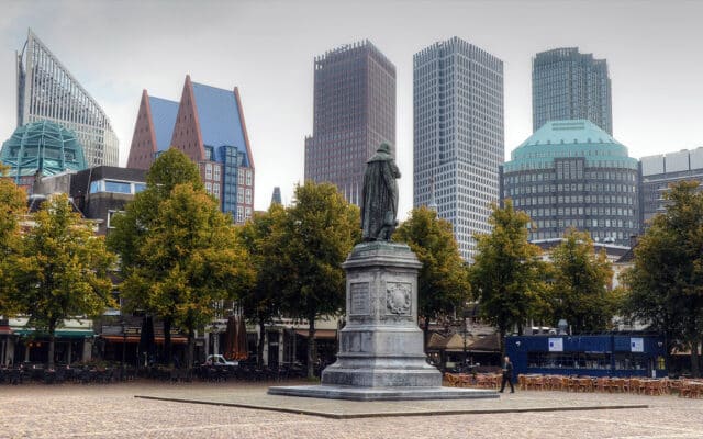 Depuis la place Het Plein, le passé regarde vers l'avenir (incertain) au milieu des gratte-ciel du quartier des ministères à La Haye. Photo : Rene Mensen (CC BY 2.0)