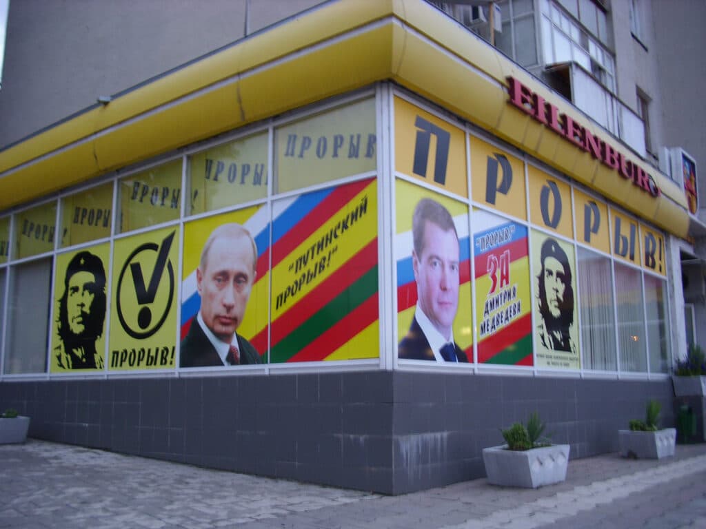 Vitrine du mouvement "Prorvy!" à Tiraspol en 2009. Photo : © Gilles-Emmanuel Jacquet
