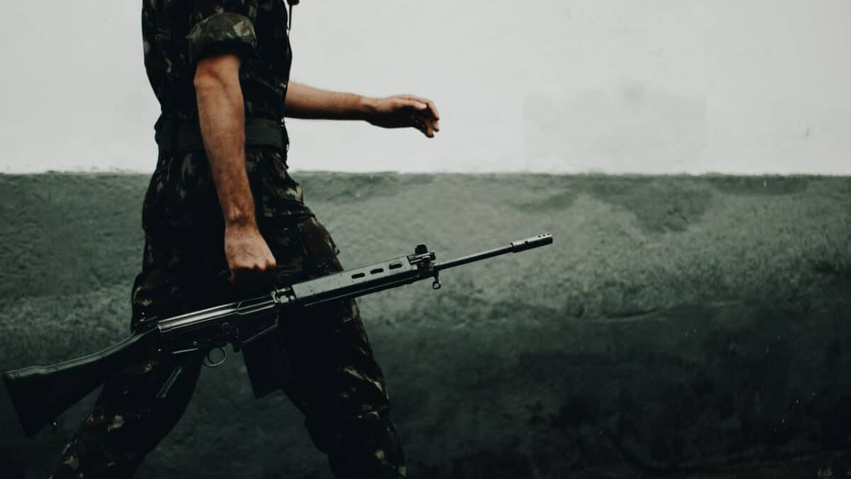 Les anciennes armes à feu de l'armée dans le collimateur de la gauche