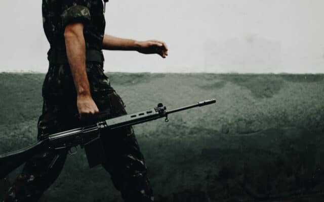 Les anciennes armes à feu de l'armée dans le collimateur de la gauche