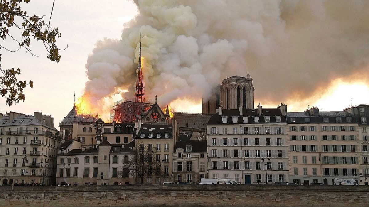 L'incendie de Notre-Dame de Paris, le 15 avril 2019, a suscité un émoi international. Photo : Cilcée (CC BY-SA 4.0)