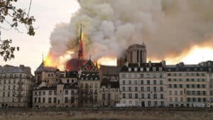 L'incendie de Notre-Dame de Paris, le 15 avril 2019, a suscité un émoi international. Photo : Cilcée (CC BY-SA 4.0)