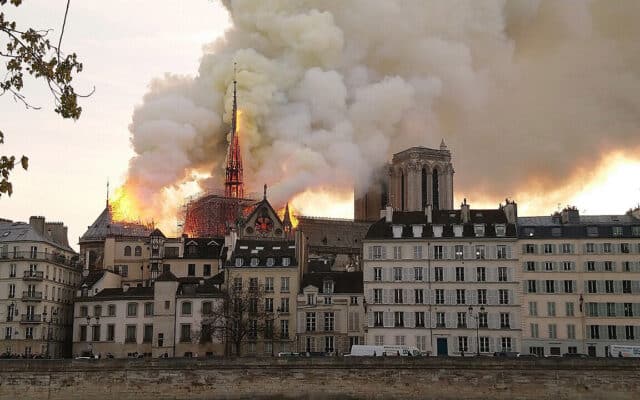 L'incendie de Notre-Dame de Paris, le 15 avril 2019, a suscité un émoi international. Photo : Cilcée (CC BY-SA 4.0)