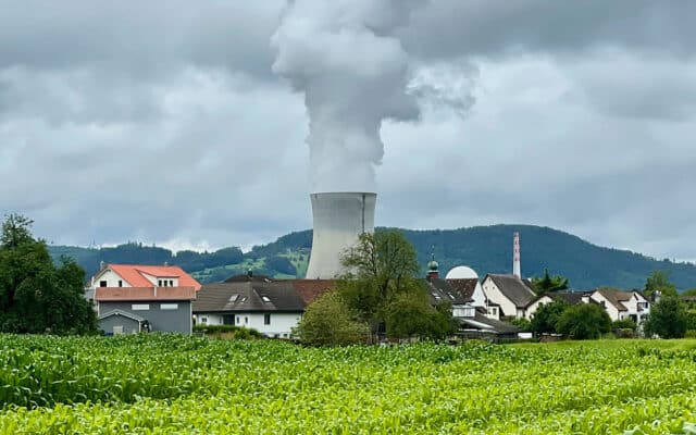 La centrale nucléaire de Leibstadt, dans le canton d'Argovie (Suisse), sur le Rhin près de la frontière allemande. Photo : HerBauhaus (CC BY-SA 4.0)