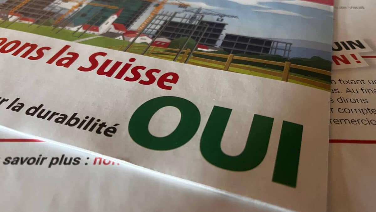 À une semaine du scrutin, une chose frappe : jamais campagne référendaire n'aura charrié autant d'approximations et de contre-vérités. Gros mensonges... En tête de file, le conseiller fédéral socialiste Beat Jans sillonne le pays pour annoncer des catastrophes imaginaires. Un OUI à l'initiative « Pas de Suisse à 10 millions ! » fermerait l'hôpital universitaire de Bâle « du jour au lendemain », affirme-t-il. C'est faux, et il le sait. L'hôpital de Bâle emploie majoritairement des frontaliers, qui ne font pas partie de la population résidente et ne sont donc pas touchés par l'initiative. Quant aux médecins et soignants formés ici, ils resteront. Voilà comment on fabrique de la peur à partir de rien. Reprenons les faits, puisque nos adversaires les fuient. Même en cas de OUI, près de 40 000 personnes pourront immigrer chaque année − y compris, naturellement, des médecins et du personnel soignant. La vérité que la gauche tait, c'est qu'une infime fraction des arrivants travaille réellement dans la santé : 1 % des médecins, 0,5 % du personnel soignant, soit 1,5 % des immigrés en 2025. Pendant ce temps, 100 000 personnes débarquent chaque année et ont elles-mêmes besoin de médecins, de soignants, de lits d'hôpital. Chaque tranche de 100 000 nouveaux arrivants exige environ 500 médecins, 2 000 soignants et 420 lits supplémentaires. On fait venir du personnel pour soigner les immigrés, et l'on aggrave ainsi le besoin que l'on prétendait combler. C'est une spirale sans fin. Et l'on compte déjà près de 13 000 chômeurs dans le secteur de la santé et du social. Cette même hypocrisie nourrit le discours sur la prétendue pénurie de main-d'œuvre. Depuis des années, certains milieux économiques répètent que sans immigration massive, la Suisse manquerait de bras qualifiés. Derrière la formule moralisatrice se cache une réalité moins avouable : la volonté de maintenir un réservoir de main-d'œuvre étrangère bon marché, flexible et jetable. Pendant qu'on importe des dizaines de milliers de travailleurs, près de 230 000 personnes cherchent un emploi dans notre pays, dont quantité de Suisses de plus de cinquante ans, expérimentés et compétents, mais jugés trop coûteux. Voilà le vrai scandale. La solution durable n'est pas d'ouvrir toujours plus grand les frontières : c'est de former ici, de réintégrer nos chômeurs et de valoriser les travailleurs déjà présents. ...et vérités Car l'immigration de masse a un coût immense pour chacun de nous. Loyers qui explosent − il faut bâtir près de 40 000 logements par an pour la seule immigration, et quatre sur cinq lui sont destinés −, routes saturées, trains bondés, terres agricoles bétonnées, écoles et système de santé sous pression. La prospérité par habitant stagne. Quelle prospérité défend-on, au juste ? Celle des grands groupes qui profitent d'un vivier toujours plus vaste, ou celle des familles suisses dont la qualité de vie se dégrade d'année en année ? Il y a aussi un principe démocratique. En 2014, le peuple a accepté l'initiative contre l'immigration de masse. Le Conseil fédéral et le Parlement n'en ont rien fait. Onze ans plus tard, la population continue de croître d'un million tous les dix ans, et nos institutions regardent ailleurs. Le 14 juin est l'occasion de rappeler qui décide dans ce pays. L'initiative « Pas de Suisse à 10 millions ! » n'est ni un repli ni une fermeture. Personne ne veut barricader les frontières ni mettre en danger la santé de qui que ce soit. Elle demande du bon sens, de la mesure et de la responsabilité : aucun pays n'absorbe une croissance démographique illimitée sans conséquences. Préservons ce que nous aimons. Le 14 juin, votons OUI − et obligeons enfin le Conseil fédéral à agir. La rédaction des Observateurs
