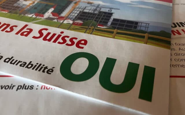 À une semaine du scrutin, une chose frappe : jamais campagne référendaire n'aura charrié autant d'approximations et de contre-vérités. Gros mensonges... En tête de file, le conseiller fédéral socialiste Beat Jans sillonne le pays pour annoncer des catastrophes imaginaires. Un OUI à l'initiative « Pas de Suisse à 10 millions ! » fermerait l'hôpital universitaire de Bâle « du jour au lendemain », affirme-t-il. C'est faux, et il le sait. L'hôpital de Bâle emploie majoritairement des frontaliers, qui ne font pas partie de la population résidente et ne sont donc pas touchés par l'initiative. Quant aux médecins et soignants formés ici, ils resteront. Voilà comment on fabrique de la peur à partir de rien. Reprenons les faits, puisque nos adversaires les fuient. Même en cas de OUI, près de 40 000 personnes pourront immigrer chaque année − y compris, naturellement, des médecins et du personnel soignant. La vérité que la gauche tait, c'est qu'une infime fraction des arrivants travaille réellement dans la santé : 1 % des médecins, 0,5 % du personnel soignant, soit 1,5 % des immigrés en 2025. Pendant ce temps, 100 000 personnes débarquent chaque année et ont elles-mêmes besoin de médecins, de soignants, de lits d'hôpital. Chaque tranche de 100 000 nouveaux arrivants exige environ 500 médecins, 2 000 soignants et 420 lits supplémentaires. On fait venir du personnel pour soigner les immigrés, et l'on aggrave ainsi le besoin que l'on prétendait combler. C'est une spirale sans fin. Et l'on compte déjà près de 13 000 chômeurs dans le secteur de la santé et du social. Cette même hypocrisie nourrit le discours sur la prétendue pénurie de main-d'œuvre. Depuis des années, certains milieux économiques répètent que sans immigration massive, la Suisse manquerait de bras qualifiés. Derrière la formule moralisatrice se cache une réalité moins avouable : la volonté de maintenir un réservoir de main-d'œuvre étrangère bon marché, flexible et jetable. Pendant qu'on importe des dizaines de milliers de travailleurs, près de 230 000 personnes cherchent un emploi dans notre pays, dont quantité de Suisses de plus de cinquante ans, expérimentés et compétents, mais jugés trop coûteux. Voilà le vrai scandale. La solution durable n'est pas d'ouvrir toujours plus grand les frontières : c'est de former ici, de réintégrer nos chômeurs et de valoriser les travailleurs déjà présents. ...et vérités Car l'immigration de masse a un coût immense pour chacun de nous. Loyers qui explosent − il faut bâtir près de 40 000 logements par an pour la seule immigration, et quatre sur cinq lui sont destinés −, routes saturées, trains bondés, terres agricoles bétonnées, écoles et système de santé sous pression. La prospérité par habitant stagne. Quelle prospérité défend-on, au juste ? Celle des grands groupes qui profitent d'un vivier toujours plus vaste, ou celle des familles suisses dont la qualité de vie se dégrade d'année en année ? Il y a aussi un principe démocratique. En 2014, le peuple a accepté l'initiative contre l'immigration de masse. Le Conseil fédéral et le Parlement n'en ont rien fait. Onze ans plus tard, la population continue de croître d'un million tous les dix ans, et nos institutions regardent ailleurs. Le 14 juin est l'occasion de rappeler qui décide dans ce pays. L'initiative « Pas de Suisse à 10 millions ! » n'est ni un repli ni une fermeture. Personne ne veut barricader les frontières ni mettre en danger la santé de qui que ce soit. Elle demande du bon sens, de la mesure et de la responsabilité : aucun pays n'absorbe une croissance démographique illimitée sans conséquences. Préservons ce que nous aimons. Le 14 juin, votons OUI − et obligeons enfin le Conseil fédéral à agir. La rédaction des Observateurs