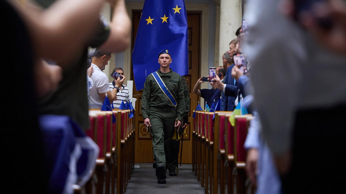 Le 1er juillet 2022, le drapeau de l’UE a été solennellement introduit dans le hall de la Verkhovna Rada d’Ukraine. Photo : Présidence ukrainienne (CC BY 4.0)