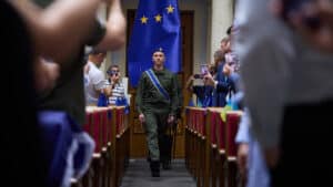 Le 1er juillet 2022, le drapeau de l’UE a été solennellement introduit dans le hall de la Verkhovna Rada d’Ukraine. Photo : Présidence ukrainienne (CC BY 4.0)