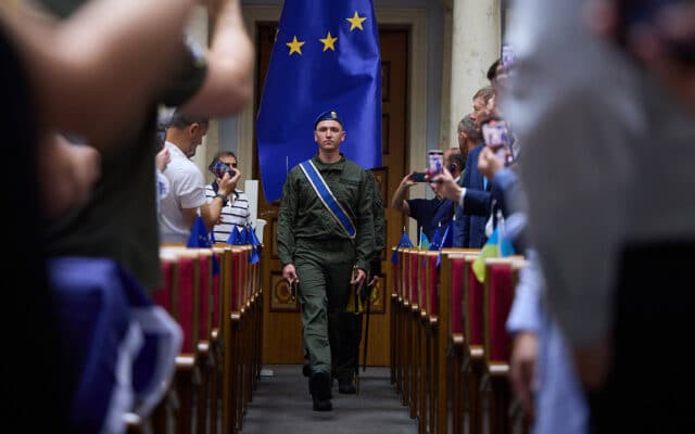 Le 1er juillet 2022, le drapeau de l’UE a été solennellement introduit dans le hall de la Verkhovna Rada d’Ukraine. Photo : Présidence ukrainienne (CC BY 4.0)