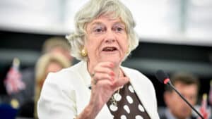 Ann Widdecombe lors d'une session plénière au Parlement européen, en 2019. Photo : © European Parliament