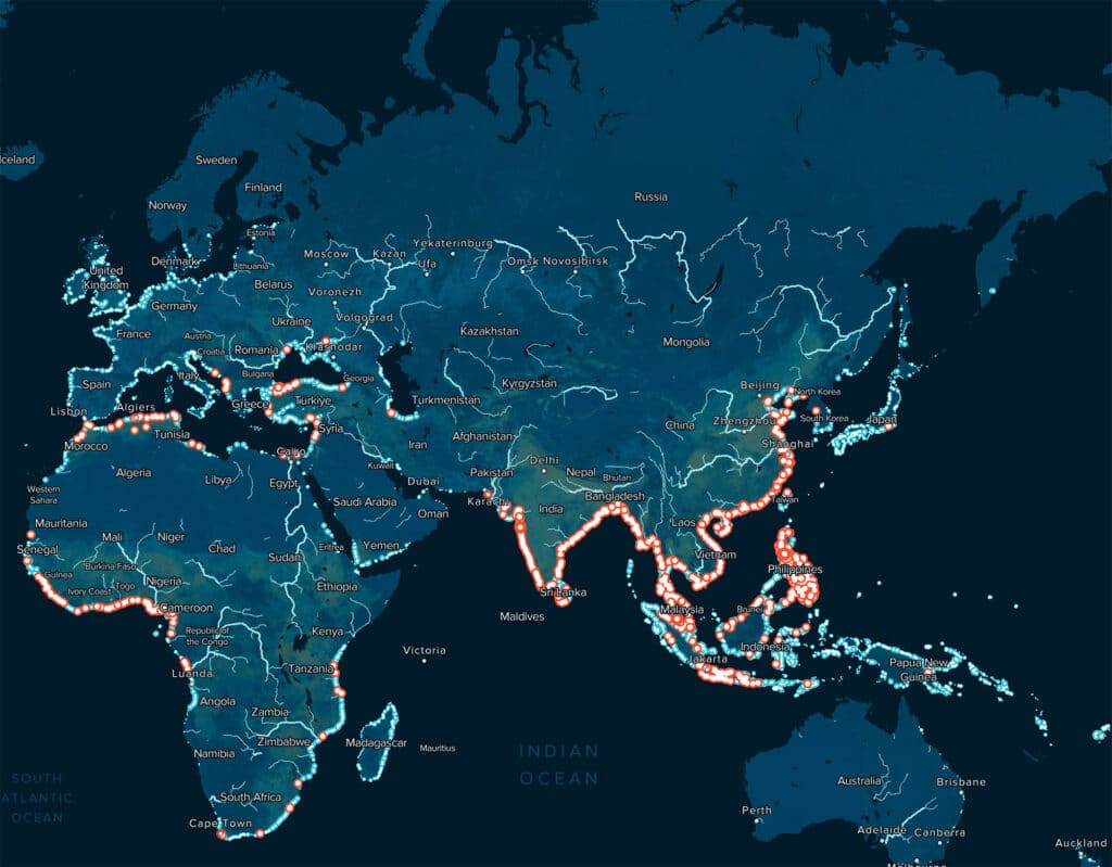 Les émissions de plastique vers les océans se concentrent en Asie. Chaque point rouge signale un fleuve parmi le millier qui, à lui seul, achemine près de 80 % du plastique fluvial mondial vers la mer ; les points bleus, plus nombreux mais marginaux, représentent les dizaines de milliers d'autres cours d'eau. La majorité des foyers se situent en Asie du Sud et du Sud-Est, souvent de petits fleuves urbains à forte densité de population. Source : The Ocean Cleanup, d'après Meijer L. J. J. et al. (2021), « More than 1000 rivers account for 80 % of global riverine plastic emissions into the ocean », Science Advances, 7 (18).
