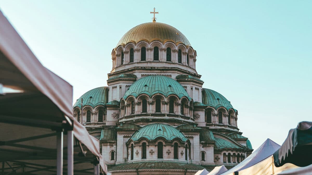 La cathédrale Saint-Alexandre-Nevski de Sofia, édifiée en mémoire des soldats russes tombés lors de la guerre de libération de 1877-1878. Elle demeure l'un des symboles les plus visibles des liens historiques, culturels et spirituels entre la Bulgarie et la Russie. Photo : Fred Moon (Unsplash)