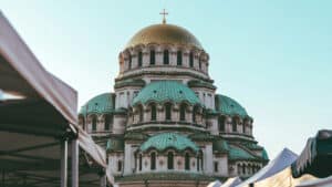 La cathédrale Saint-Alexandre-Nevski de Sofia, édifiée en mémoire des soldats russes tombés lors de la guerre de libération de 1877-1878. Elle demeure l'un des symboles les plus visibles des liens historiques, culturels et spirituels entre la Bulgarie et la Russie. Photo : Fred Moon (Unsplash)