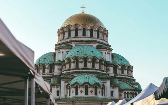 La cathédrale Saint-Alexandre-Nevski de Sofia, édifiée en mémoire des soldats russes tombés lors de la guerre de libération de 1877-1878. Elle demeure l'un des symboles les plus visibles des liens historiques, culturels et spirituels entre la Bulgarie et la Russie. Photo : Fred Moon (Unsplash)