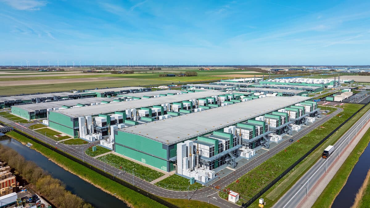 Cette vue aérienne du centre de données Microsoft à Agriport A7 (Middenmeer, Pays-Bas) illustre le gigantisme de ces infrastructures. Photo : Nataraj (Adobe Stock)