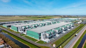 Cette vue aérienne du centre de données Microsoft à Agriport A7 (Middenmeer, Pays-Bas) illustre le gigantisme de ces infrastructures. Photo : Nataraj (Adobe Stock)