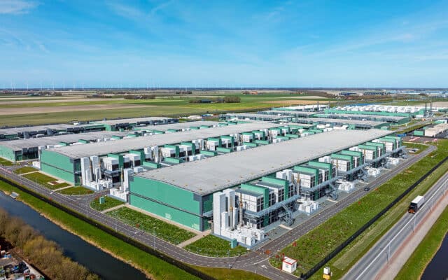 Cette vue aérienne du centre de données Microsoft à Agriport A7 (Middenmeer, Pays-Bas) illustre le gigantisme de ces infrastructures. Photo : Nataraj (Adobe Stock)