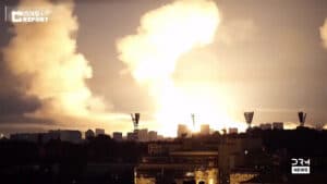 Explosions au-dessus de Kiev dans la nuit du 1er au 2 juillet. Capture d'une vidéo relayée notamment par Clash Report, auteur original non identifié.